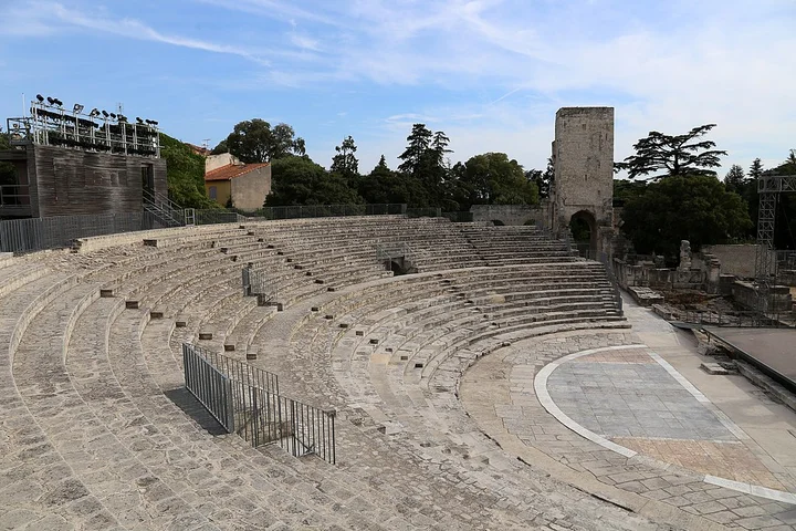 Das Teatro Romano in Arles, Sailko, CC BY 3.0, via Wikimedia Commons