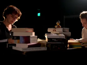 Zwei Frauen an einem Tisch mit Büchern