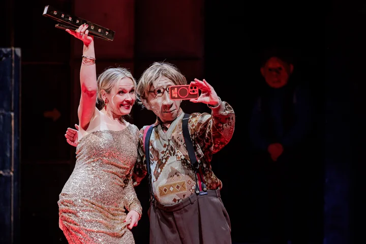 DER FAUST 2025: Preisträgerin in der Kategorie Darsteller:in Musiktheater, Bettina Ranch, mit Familie Flöz