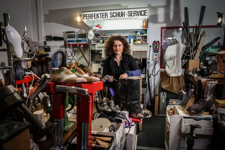 Schuhmacherin Lika Chkhutiashvili in der Werkstatt im Düsseldorfer Schauspielhaus
