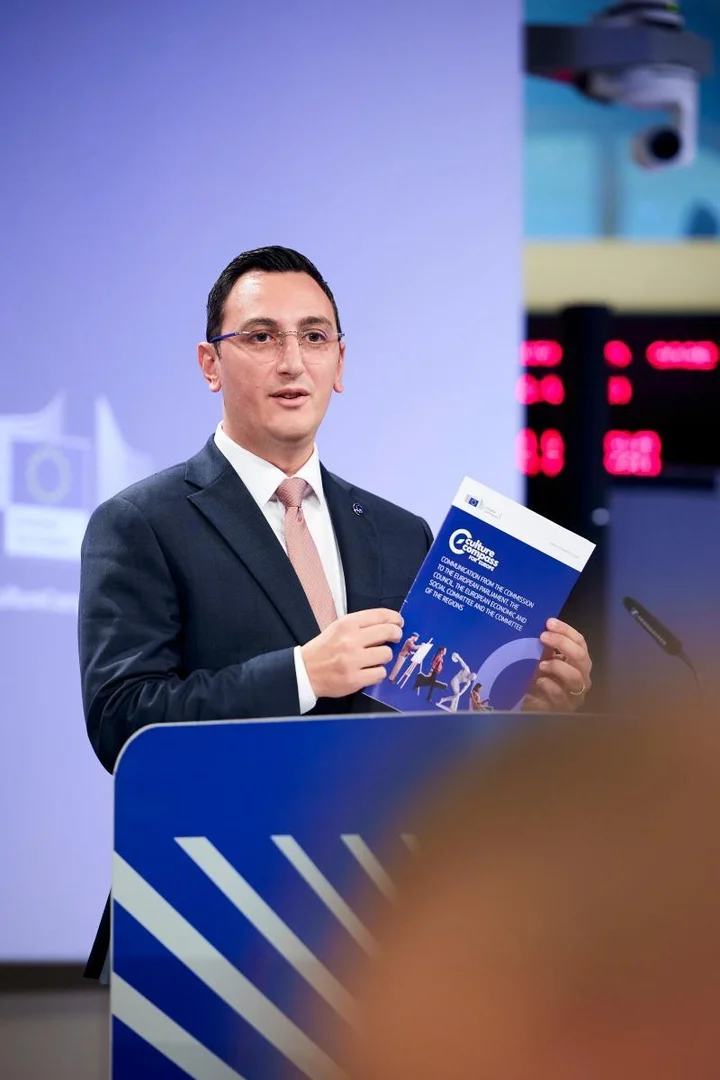 Glenn Micallef, EU-Kommissar für Generationengerechtigkeit, Jugend, Kultur und Sport bei der Pressekonferenz zum Culture Compass in Brüssel am 12. November 2025.