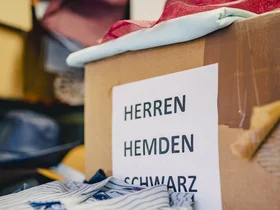 Hemden auf einem Tisch