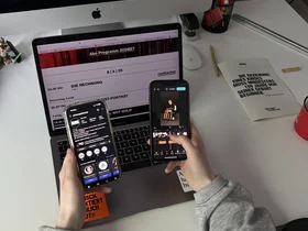 Ein Laptop mit Handys