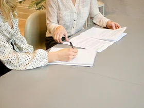 Zwei Personen unterzeichnen einen Vertrag