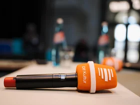 Ein orangenes Mikrofo