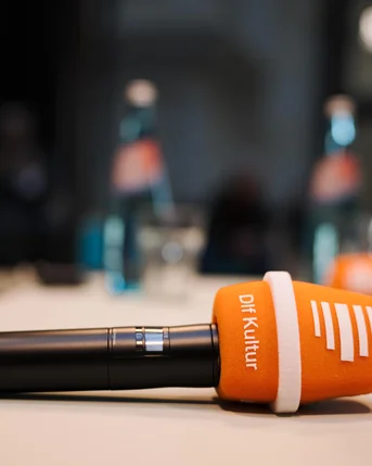 Ein orangenes Mikrofo