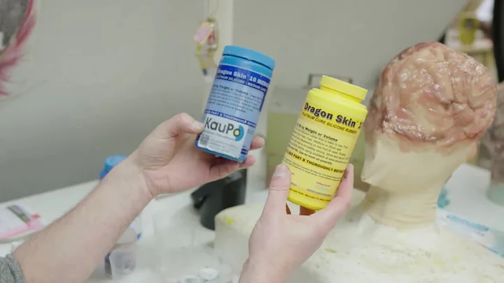 Zwei Pasten, mit denen Masken gemacht werden können. Eine heißt »Dragonskin«.