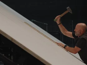 Ein Handwerker baut etwas