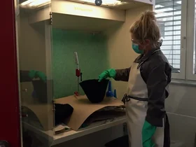 Eine Frau macht einen Hut