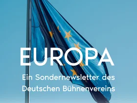 Gehisste Europafahne vor blauem Himmel