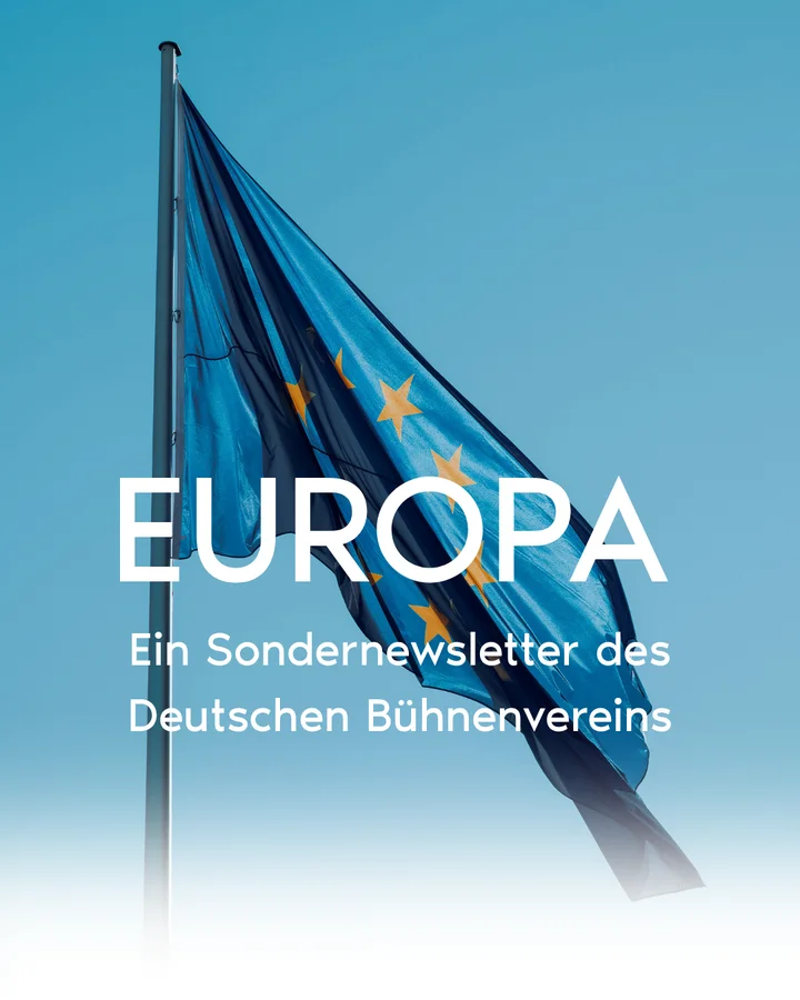 Gehisste Europafahne vor blauem Himmel